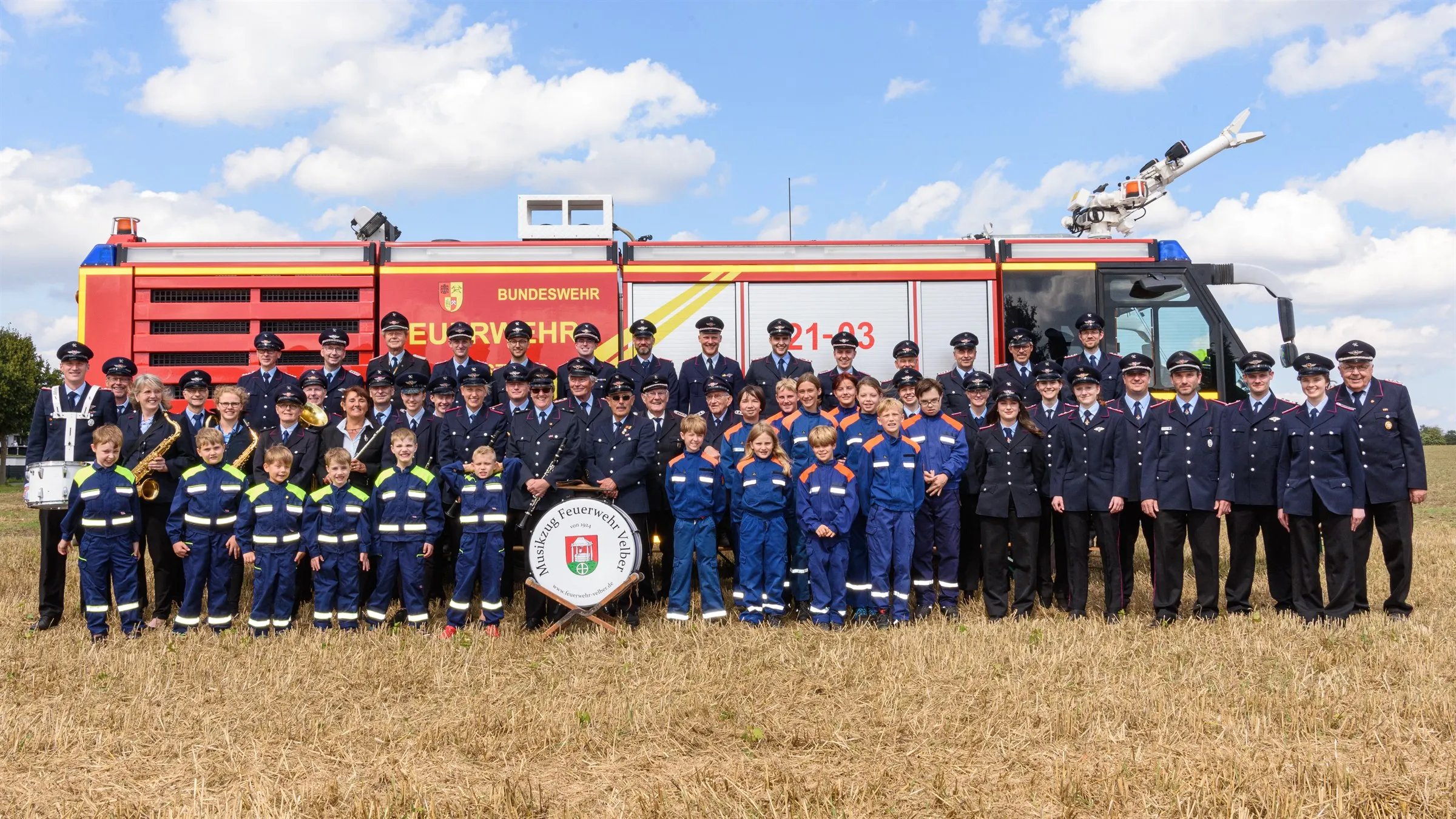 Gruppenfoto aller Abteilungen der Feuerwehr Velber