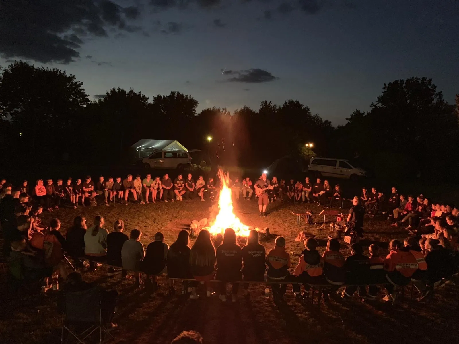 Großes Lagerfeuer im Zeltlager