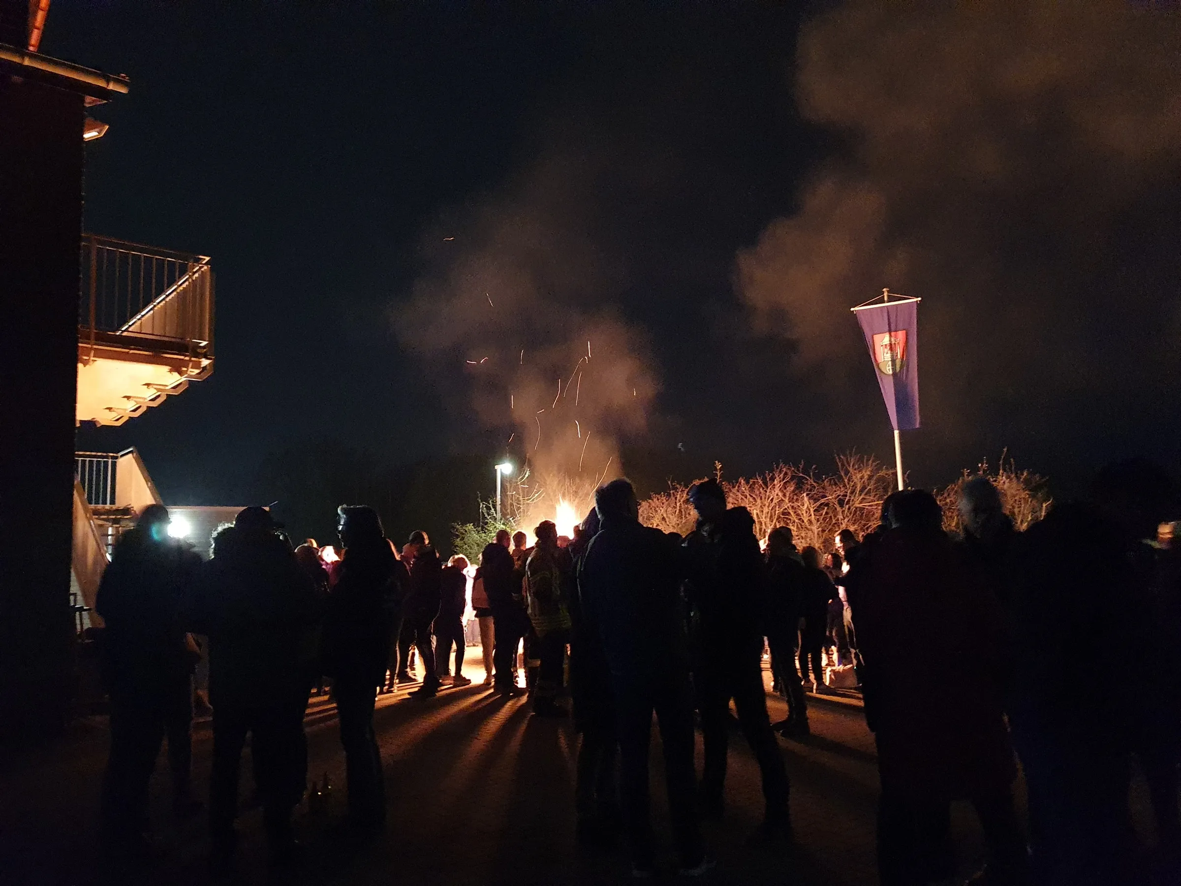 Viele Besucher am Osterfeuer 2023 in der Dunkelheit